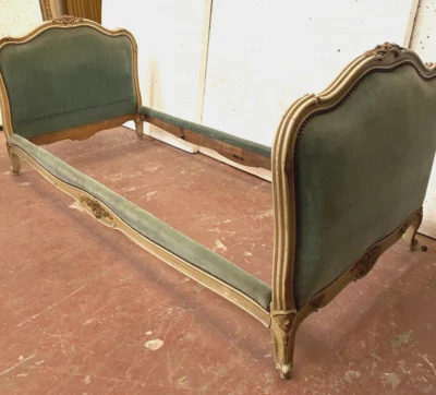 Banquette lit de repos en bois laqué et doré recouvrement velours . XX siècle . - Photo 1/4