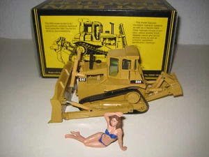 CATERPILLAR D 8 N PLANIERRAUPE RED STRIPES #233.5 NZG 1:50 OVP - Picture 1 of 5