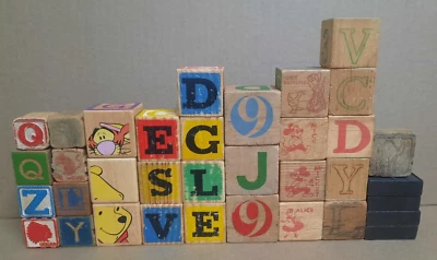 LOTE DE 35 BLOQUES DE MADERA ALFABETO VINTAGE DE VARIOS TAMAÑOS (BLOQUES CUADRADOS DE 1-1/4” A 2”) Foto 1 de 4