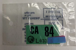 SELTEN NEU 1984 DMV YOM NEUWERTIG KALIFORNIEN KENNZEICHEN JAHRESAUFKLEBER TAB ABZIEHBILD - Bild 1 von 3