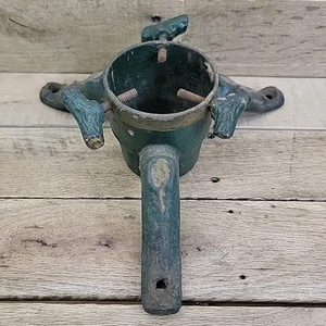 Antiguo soporte para árbol de Navidad de hierro fundido de tres patas - Imagen 1 de 11