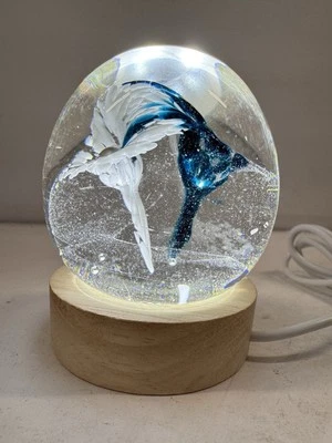 🆕 Arte en vidrio Luz LED Bola de cristal sobre base de madera Alimentado por USB Luz nocturna Decoración  Foto 1 de 4
