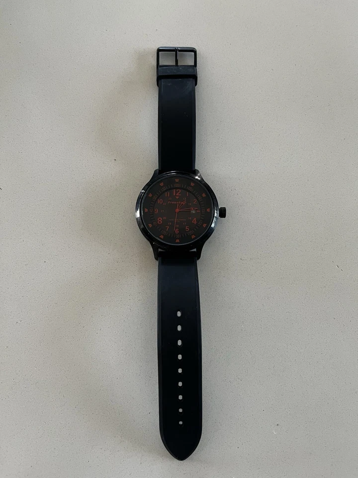 Reloj Freestyle Hombre 100M Resistente al Agua Negro Brilla en la Oscuridad (A126-12) Foto 1 de 4