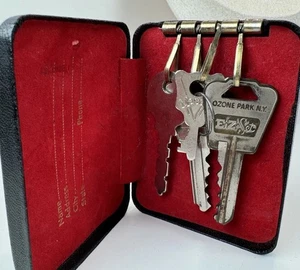 Estuche para llaves de cuero negro de colección con forro de terciopelo rojo y llaves • Ozone Park NY Exzit - Imagen 1 de 15