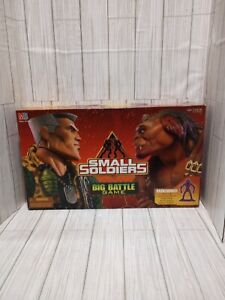 1998 MILITON BRADLY GAME " SMALL SOLDIERS " BIG BATTLE GAME.MINATURE FIGURINES.