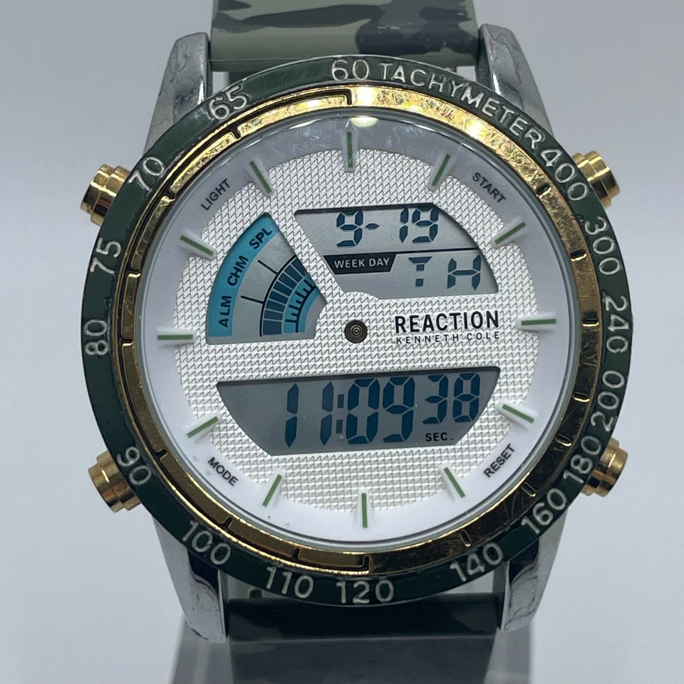 Kenneth Cole Reloj Digital Reacción 46mm Estuche Cronógrafo Alarma Día Fecha Mes Foto 1 de 4