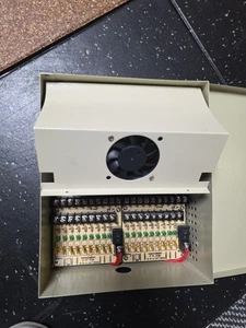 Caja de fuente de alimentación CCTV de 18 canales DC 12V 20A PARA PIEZAS - MAL FUNCIONAMIENTO - Imagen 1 de 5