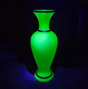 Jarrón antiguo de vidrio Chartreuse verde opalino uranio baccarat 20" - Imagen 1 de 13