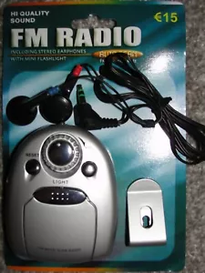 MINI ESCANEO FM/RADIO PORTÁTIL DE BOLSILLO/ANTORCHA CON AURICULARES CAMINAR/CORRER/CORRER PRECIO DE VENTA SUGERIDO POR EL FABRICANTE £12 - Imagen 1 de 2