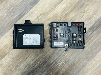 Chevrolet Express 2500 2018-2020 caja de fusibles caja de fusibles módulo de relé 84472974 OEM B Foto 1 de 4