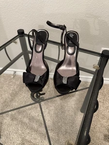 Tacones de noche Charles by Charles David negros satinados con lazo de diamantes de imitación talla 7,5 - Imagen 1 de 7