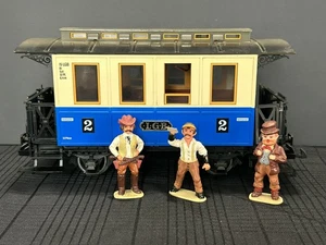 LGB Scala G 3012 #2 Autovettura Blu e CREMA con 3 Figurine Personaggi Old West - Foto 1 di 24