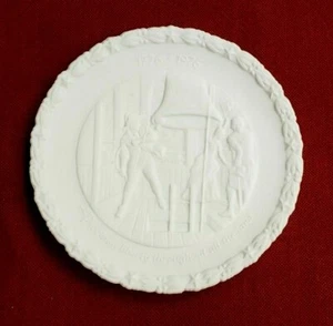 FENTON 1776-1976 BICENTENNIAL LIBERTY BELL PLATE #4 Of 4 - Picture 1 of 4
