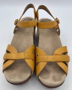 Sandali Dansko in pelle giallo senape con plateau regolabili taglia 38 (US 7) donna - Foto 1 di 7