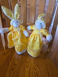 2er Set Vintage weiße Häschen in gelb Frühlingskleider. - Bild 1 von 4