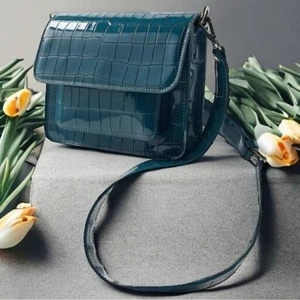 NEU HVISK Cayman Pocket Embossed Crossbody Bag in Dark Blue Vegan Leather - Bild 1 von 8