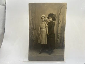 POST CARD  PHOTO OF MOTHER AND DAUGHTER  -  (96) - Picture 1 of 2