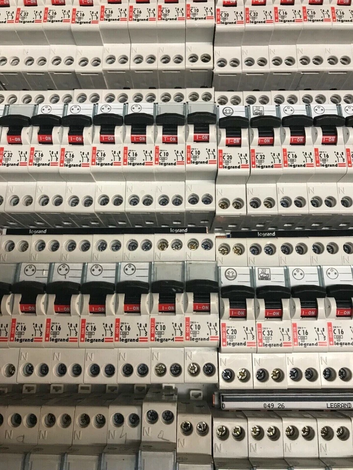 Lot de 10  disjoncteurs  Legrand 2,6,10,16,20ou 32 ampères - Photo 1/1