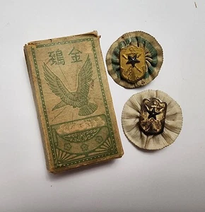 WW2 original cigarette pack no contents and a pair of officers veteran badges - Picture 1 of 3