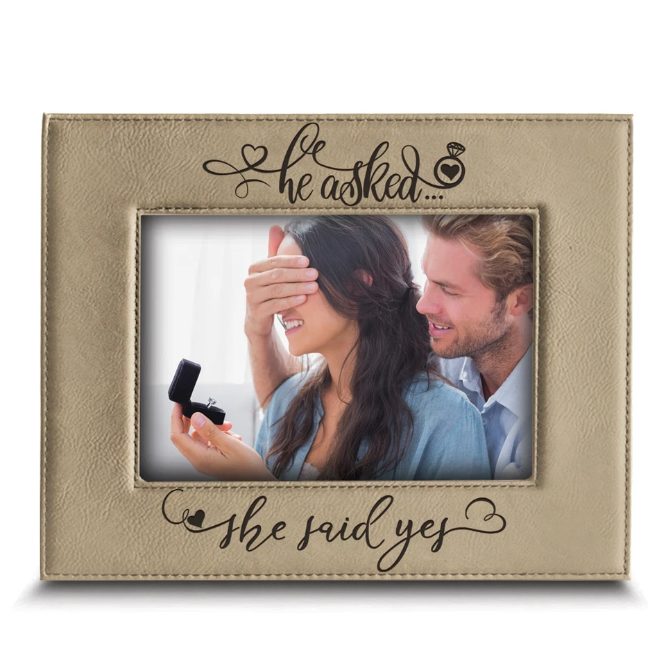 Bella Busta - Preguntó... Ella dijo SÍ - Marco de fotos de cuero de compromiso Foto 1 de 4