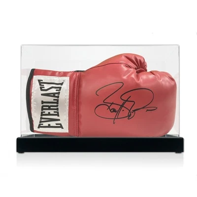 Von Barry McGuigan signierter Boxhandschuh. Vitrine - Bild 1 von 4