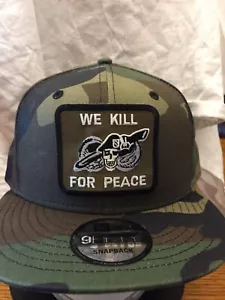 Cappello/cappello mimetico New Era NE400 9Fifty con tesa piatta WE KILL FOR PEACE - Foto 1 di 4