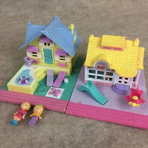 Lote de colección Polly Pocket 1993 Bluebird tienda de juguetes y casa de playa con 2 muñecas de colección - Imagen 1 de 12