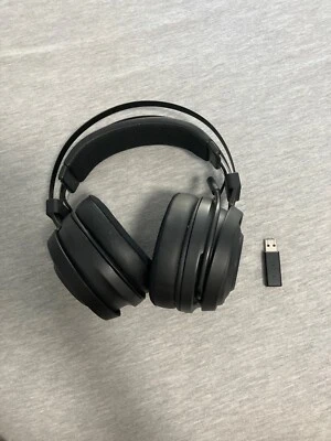 Auriculares esenciales Razer Nari, conexión inalámbrica con chip, micrófono incorporado Foto 1 de 3