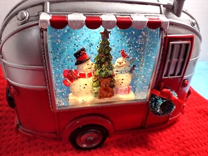 Santa's Forest Collection Weihnachtsdorf Camper Set Schneekugel Batteriebetrieb - Bild 1 von 9