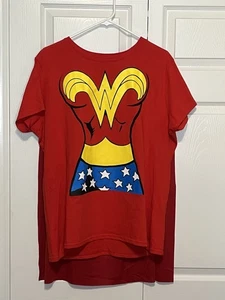Wonder Woman T-Shirt With Detachable Cape Red Size XL Preowned - Picture 1 of 14