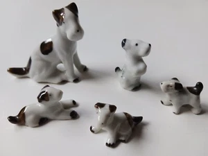 Estatuillas de porcelana vintage miniatura de perro terrier con cachorros - Imagen 1 de 6