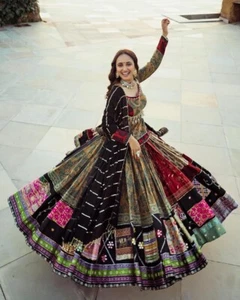 Esclusivo Lehenga Choli Nero da Donna, Pronto all'uso Lehenga di Aadat Export - Foto 1 di 9