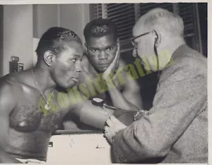VINTAGE BOXING ACTION Photograph Isaac Logart vs Yama Bahama N7B - Picture 1 of 3