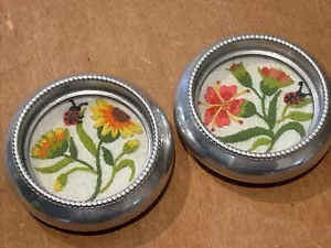 2 Sottobicchieri Vintage Fatti a Mano Giacobino Crewel Ricamo Floreale Metallo Vetro - Foto 1 di 7