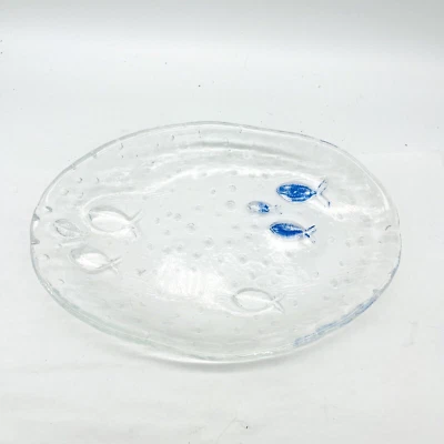 Plato pequeño para servir Pottery Barn de vidrio transparente en relieve con pescado azul para nadar Foto 1 de 4
