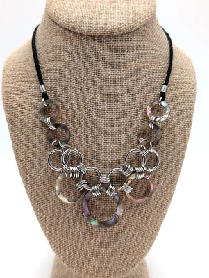 Collar estilo babero eslabón circular y madreperla tono plata de Lia Sophia Foto 1 de 4