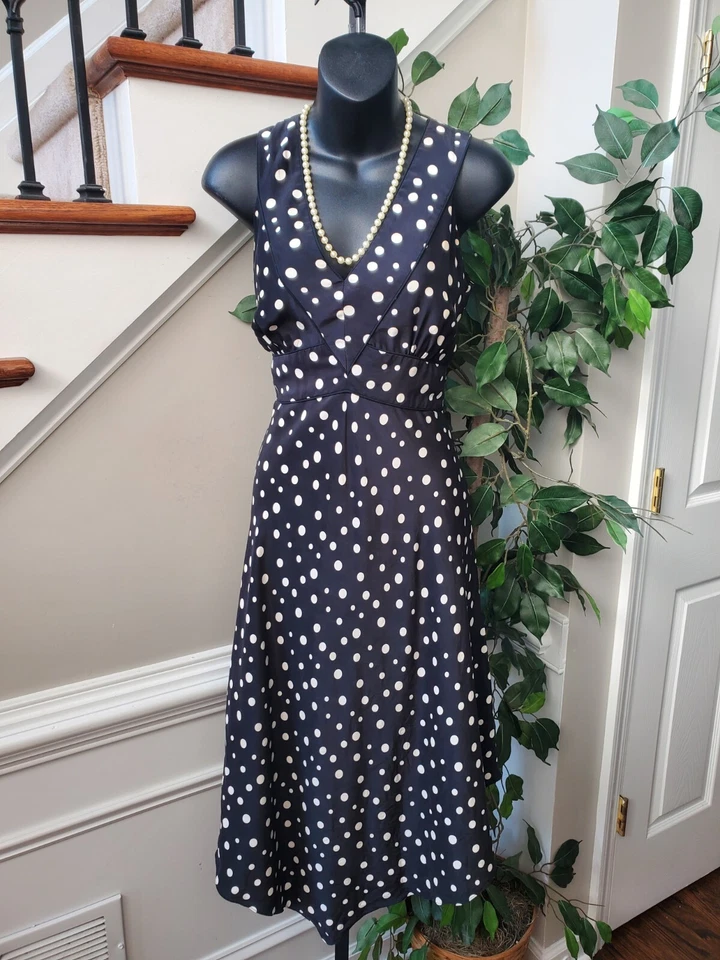 Vestido feminino INC preto e branco 100% seda gola V sem mangas comprimento do joelho tamanho 8 - Imagem 1 de 4