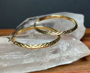 "Pendientes de aro vintage MONET con textura tono dorado de 1,25""" - Imagen 1 de 6