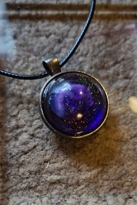 Funkelnde lila runde Harz Kordel Halskette - Bild 1 von 5