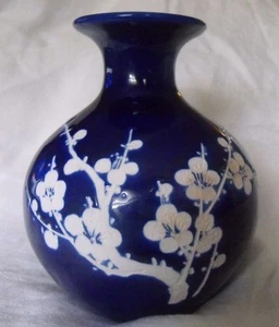 VINTAGE COBALT BLUE CERAMIC VASE W/CARVED FLORAL BLOSSOMS - BEAUTIFUL! - Picture 1 of 10