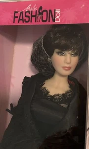 2009 Marie Osmond Would I Lie To You Baby Modepuppe - 16 Zoll Puppe mit Ständer Neu im Karton - Bild 1 von 8