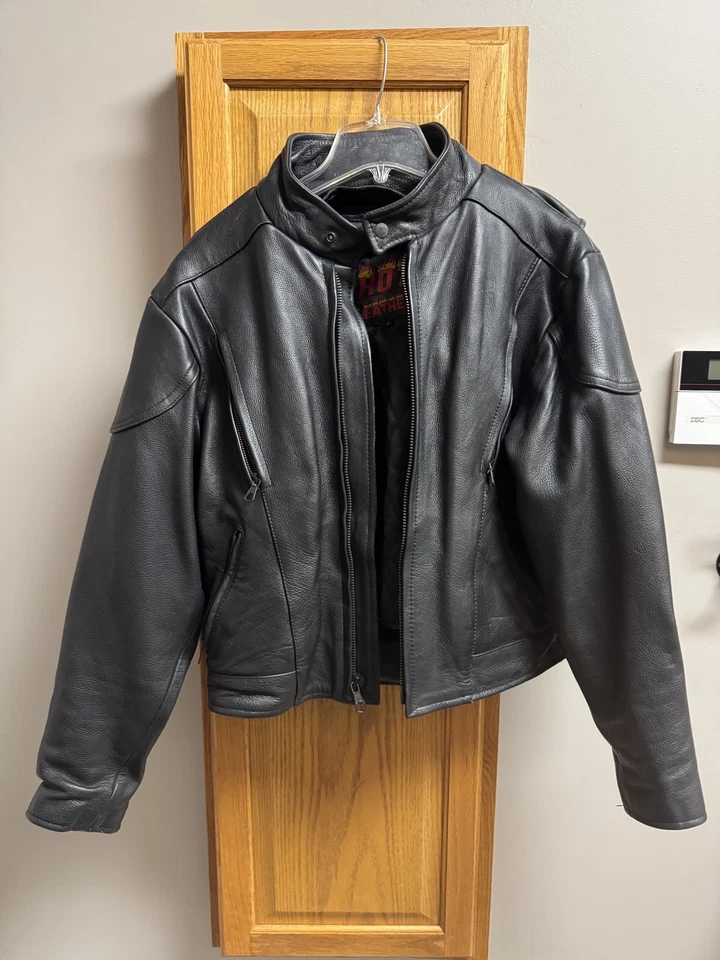 Chaqueta de cuero con forro acolchado extraíble.  Cordones de cuero para ajustar la talla de cintura Foto 1 de 4