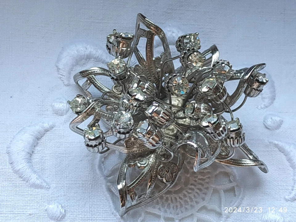 SPILLA GRANDE A FIORE COLOR ARGENTO  CON STRASS  BIJOUX IDEA REGALO - Immagine 1 di 4