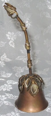 ANCIENNE CLOCHETTE / CLOCHE / SONNETTE DE TABLE EN BRONZE OU LAITON - Photo 1/4