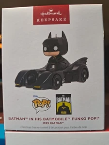 2024 Hallmark Keepsake ornamento BATMAN NELLA SUA BATMOBILE FUNKO POP NUOVO CON SCATOLA - Foto 1 di 1