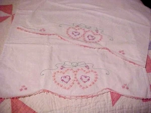 Vintage Kissenbezüge mit bestickten Gänseblümchen Herzen 88368 - Bild 1 von 2
