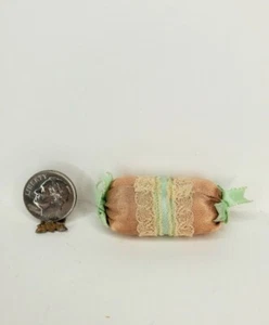 Almohada acolchada vintage hecha a mano rosa y azul 1:12 miniatura casa de muñecas encaje blanco - Imagen 1 de 3