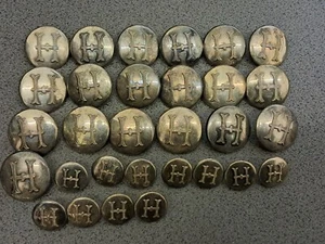 30 alte versilberte Knöpfe mit Buchstabe H Initiale - Bild 1 von 5