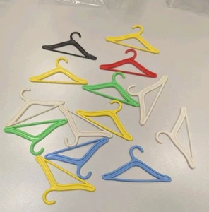 Lote de 14 perchas de ropa vintage para muñeca Barbie colores brillantes hechas en Hong Kong - Imagen 1 de 2