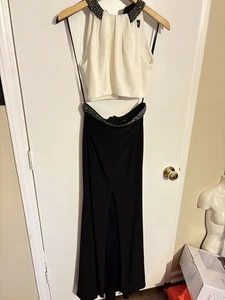 Xacape (Größe 4) ZWEITEILIGES schwarz-weißes ABSCHLUSSBALLKLEID - Bild 1 von 6